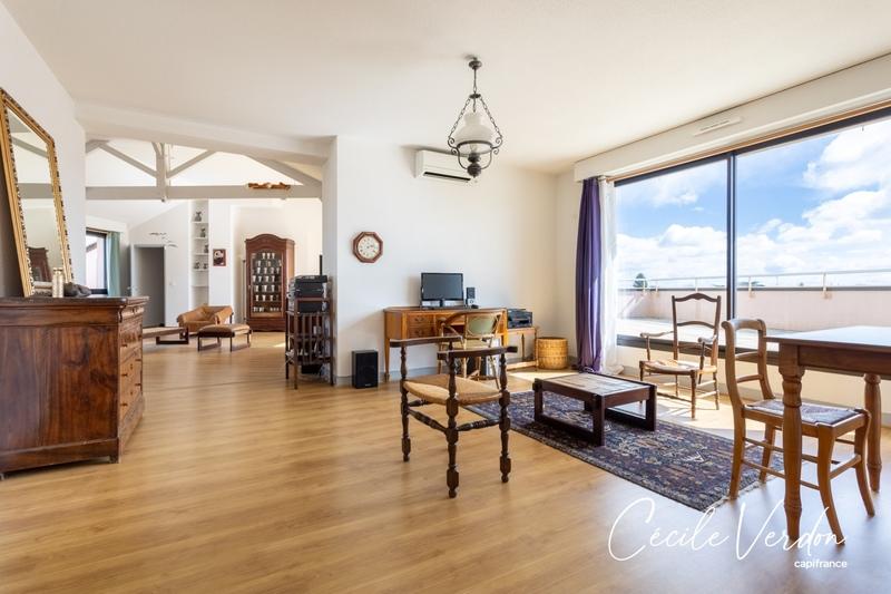 Appartement - 192 m² - 8 pièces