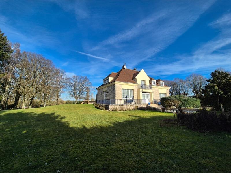 Maison - 303 m² - 11 pièces