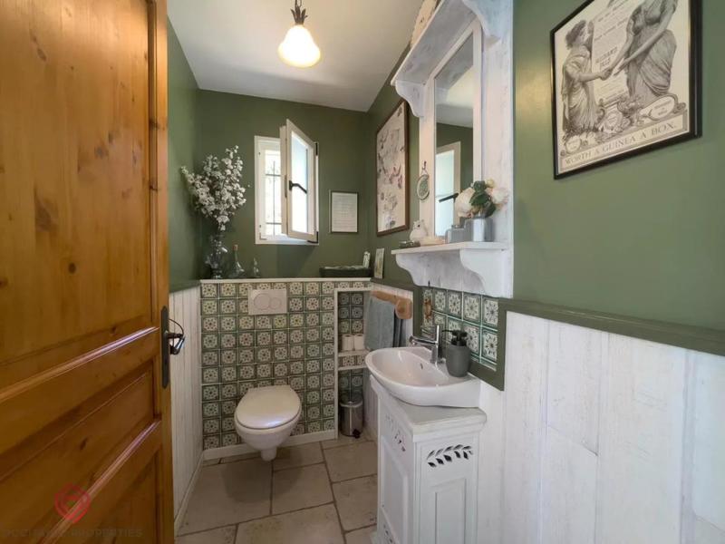 Propriété - 345 m² - 9 pièces