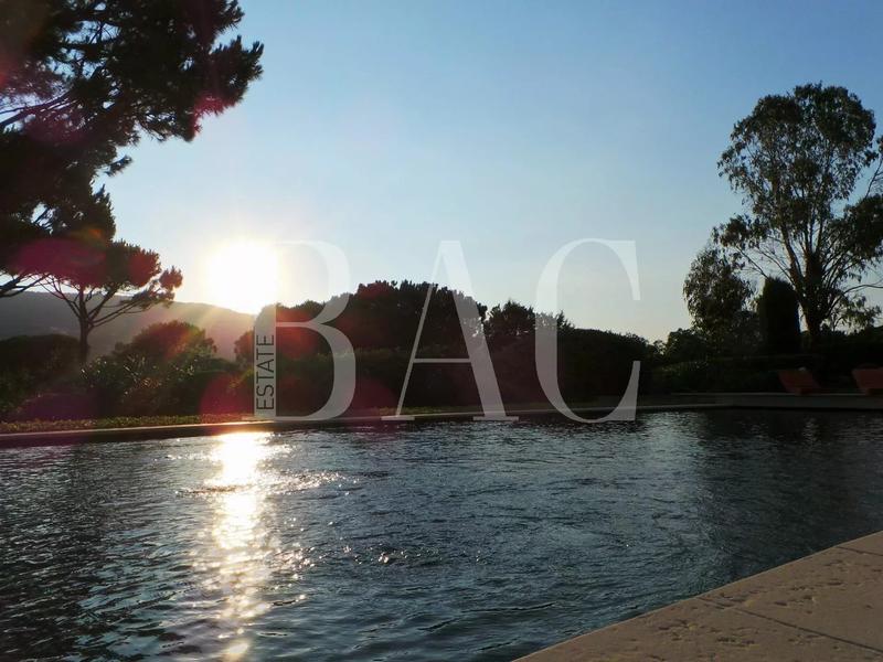 Propriété - 750 m² - 16 pièces