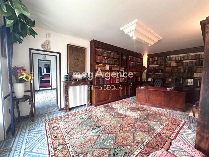 Maison - 220 m² - 7 pièces