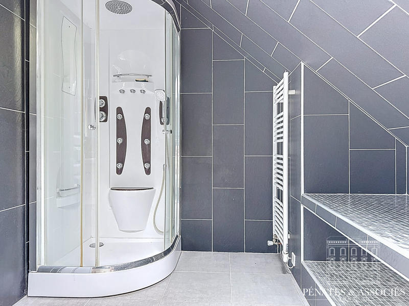 Maison - 241 m² - 8 pièces