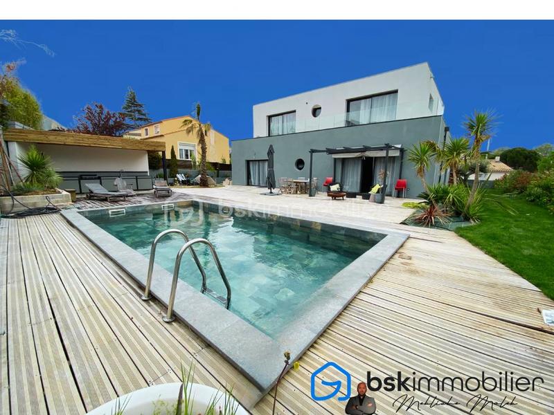 Maison - 250 m² - 6 pièces