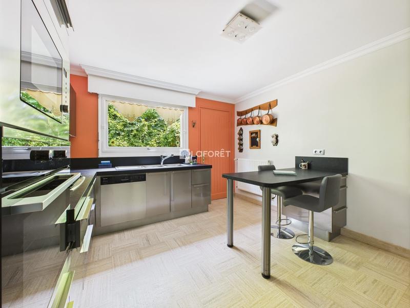 Maison traditionnelle - 215 m² - 9 pièces