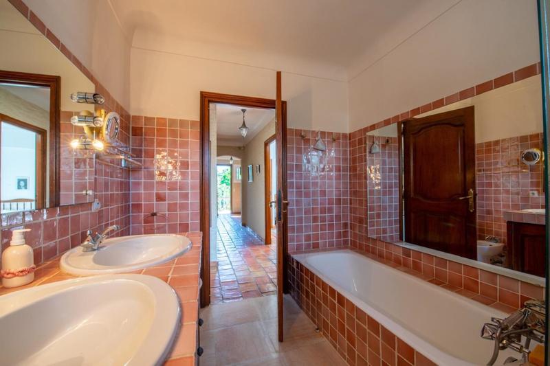 Maison - 247 m² - 8 pièces