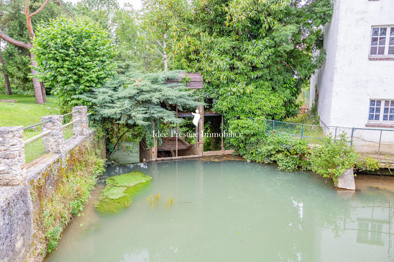 Maison - 2 426 m² - 80 pièces