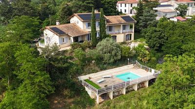 Maison - 220 m² - 9 pièces