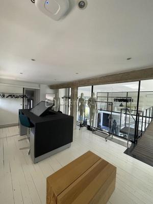 Local commercial - 250 m² - 8 pièces