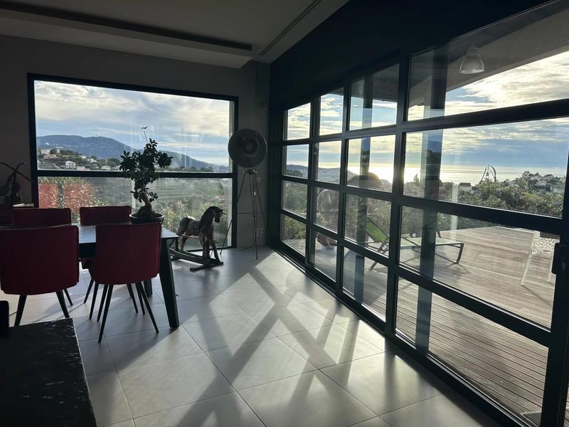 Maison - 240 m² - 6 pièces