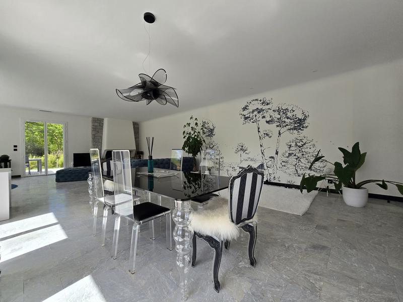 Maison - 202 m² - 6 pièces