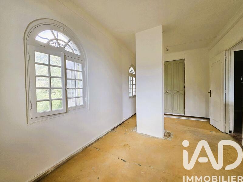 Maison - 240 m² - 10 pièces
