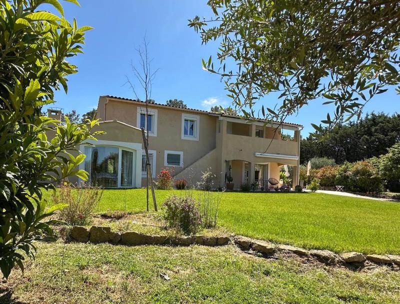 Propriété - 210 m² - 7 pièces