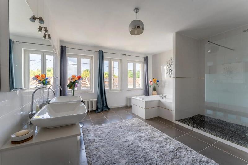 Maison - 394 m² - 5 pièces