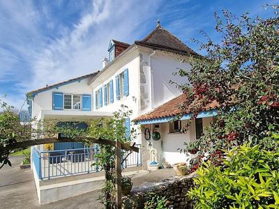 Maison - 236 m² - 10 pièces