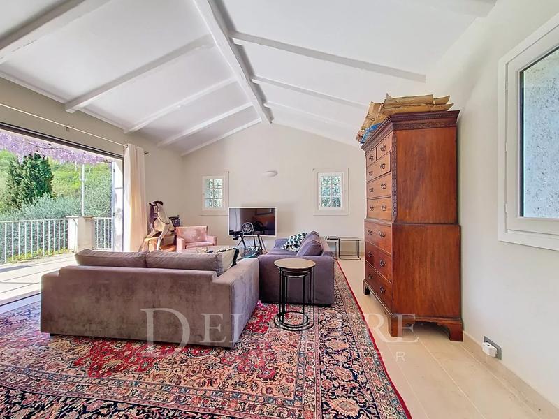 Maison - 222 m² - 8 pièces