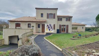 Maison - 260 m² - 9 pièces