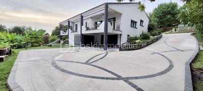 Maison - 212 m² - 7 pièces