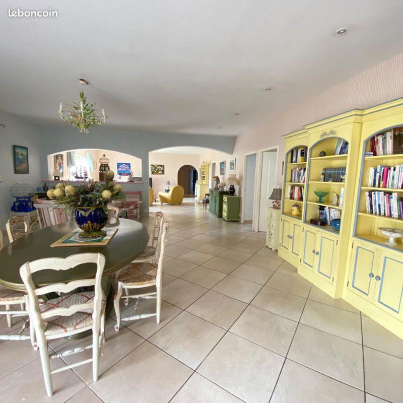 Pavillon - 235 m² - 7 pièces