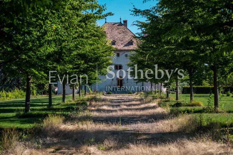 Château - 1 204 m² - 19 pièces