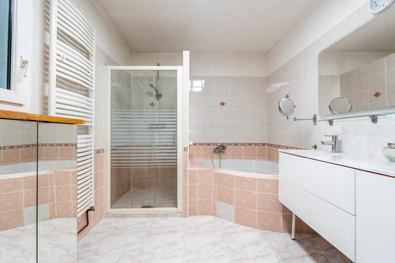 Maison traditionnelle - 195 m² - 7 pièces