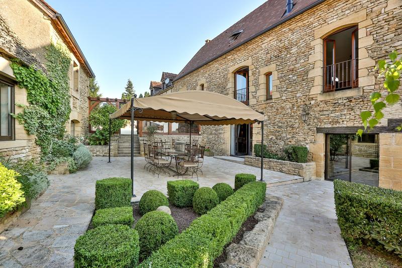 Maison - 850 m² - 30 pièces