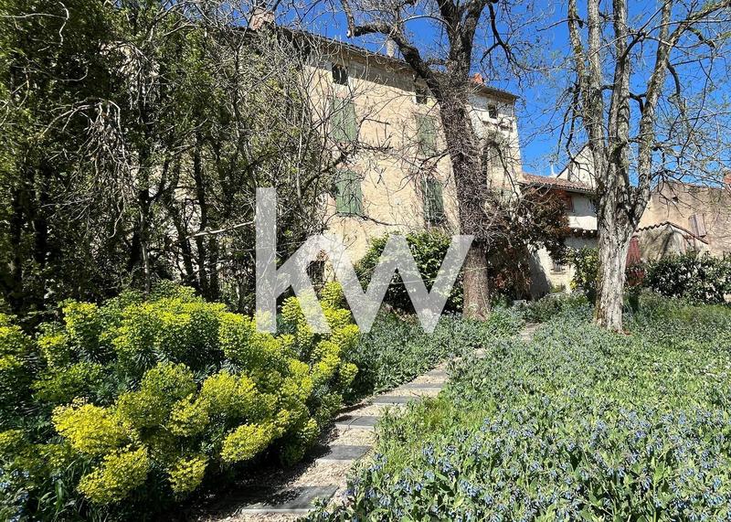 Maison - 200 m² - 12 pièces