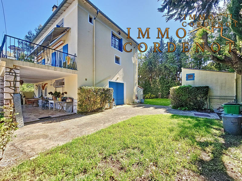 Maison traditionnelle - 237 m² - 9 pièces