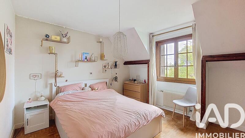 Maison - 239 m² - 8 pièces