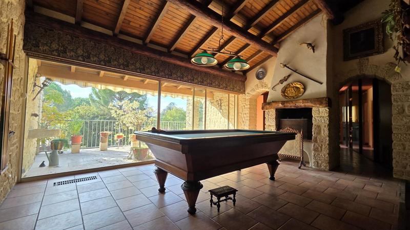 Maison - 218 m² - 7 pièces