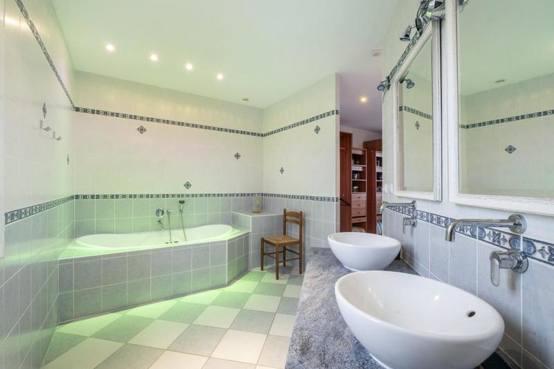 Maison - 408 m² - 11 pièces