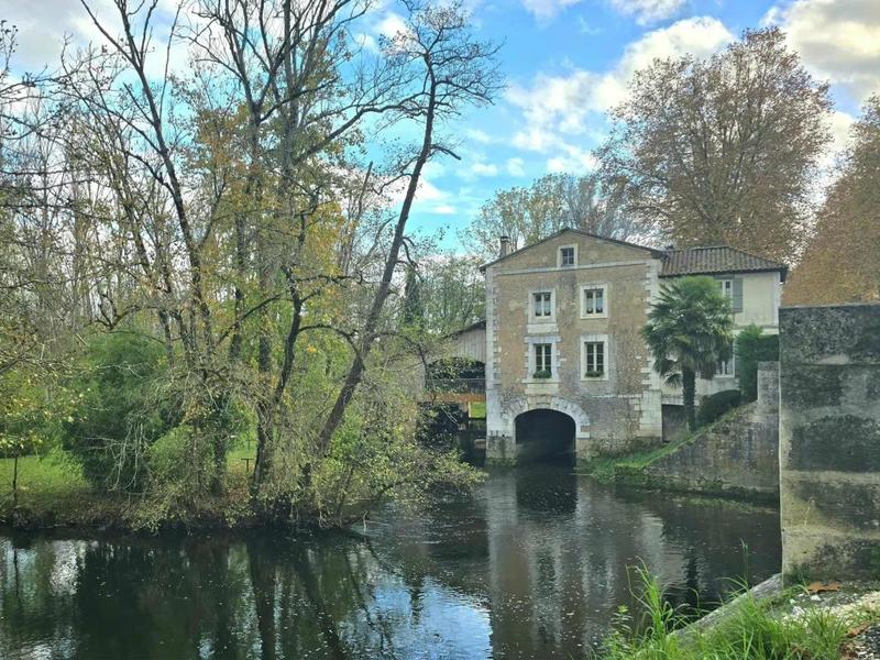 Moulin - 220 m² - 7 pièces