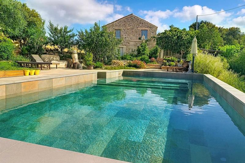 Maison - 467 m² - 13 pièces