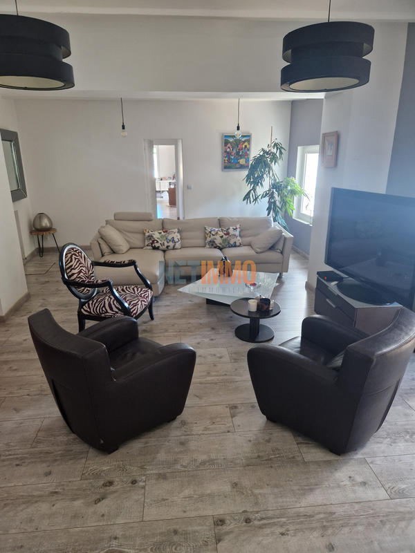 Propriété - 258 m² - 6 pièces