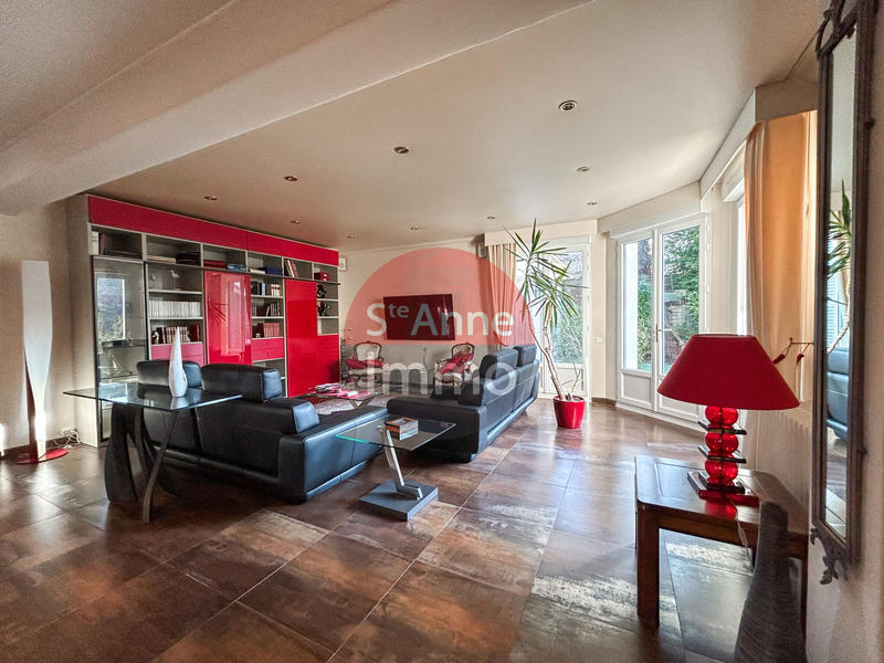 Maison - 280 m² - 9 pièces