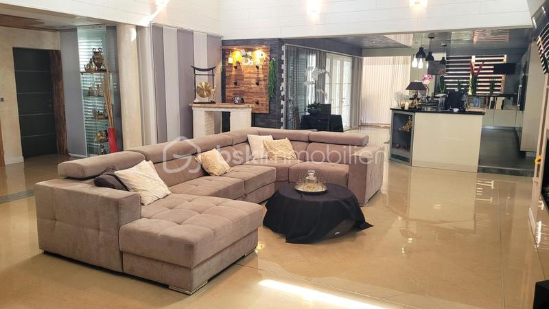 Maison - 239 m² - 8 pièces