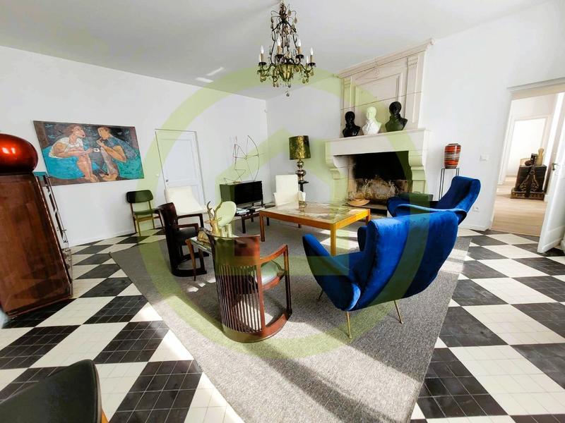 Maison - 380 m² - 9 pièces