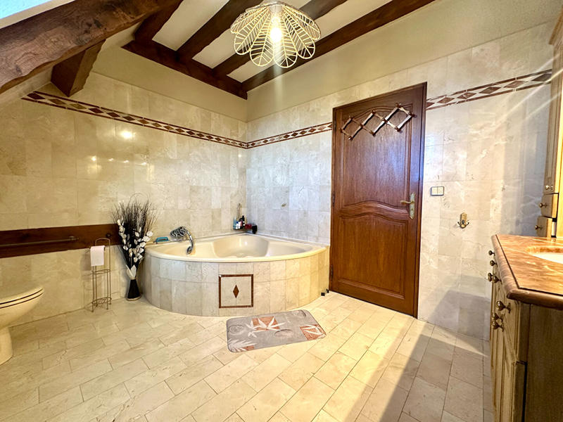 Maison - 180 m² - 9 pièces