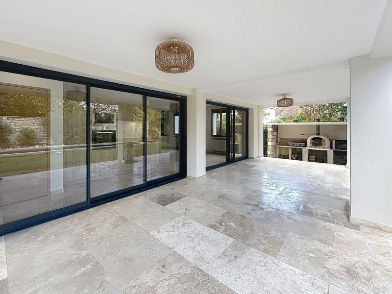 Maison - 221 m² - 6 pièces