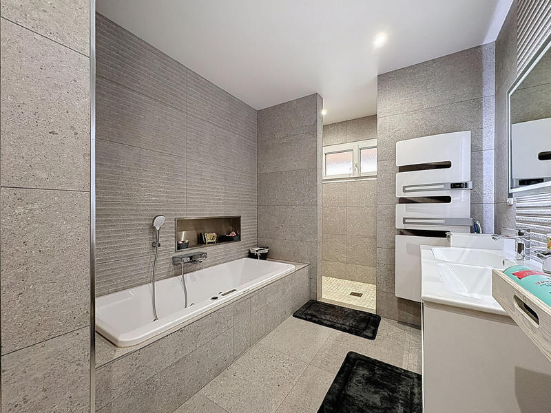 Maison - 420 m² - 7 pièces