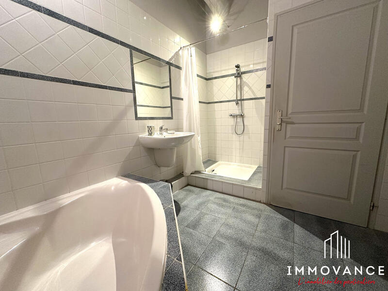 Maison - 260 m² - 8 pièces