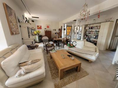 Maison - 268 m² - 6 pièces