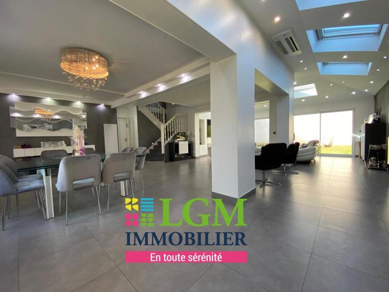 Maison - 220 m² - 6 pièces