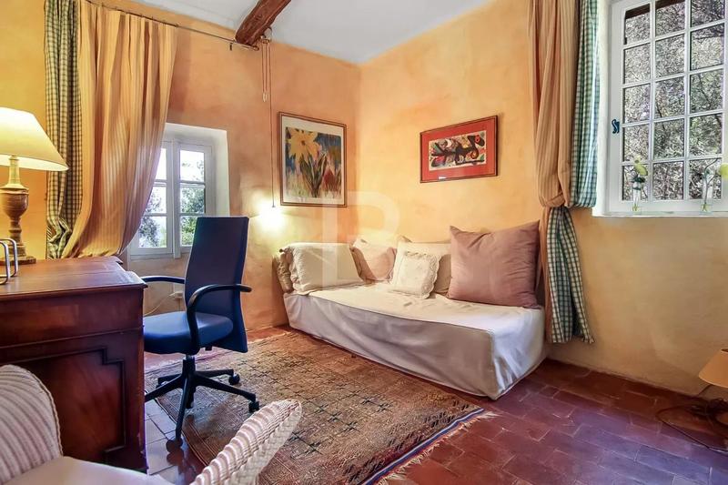 Maison - 260 m² - 11 pièces