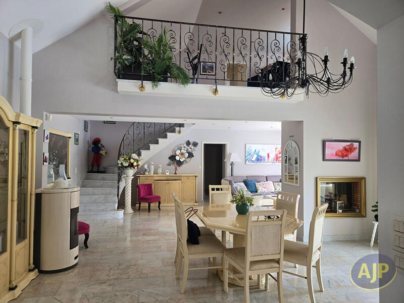 Villa - 170 m² - 6 pièces