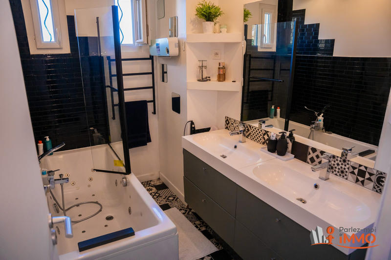 Maison traditionnelle - 196 m² - 7 pièces