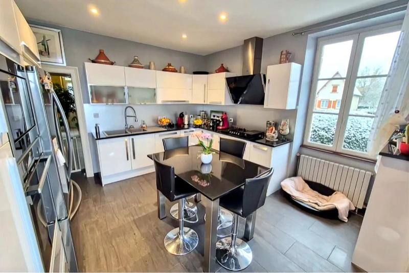 Maison - 300 m² - 7 pièces