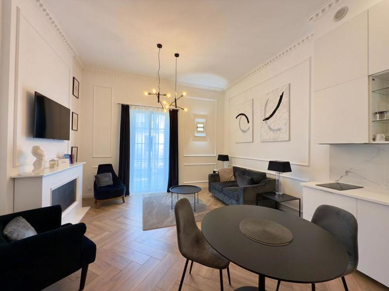 Maison - 400 m² - 12 pièces