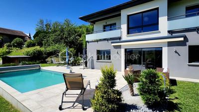 Maison - 202 m² - 7 pièces