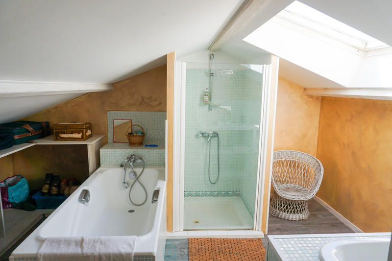 Maison - 219 m² - 9 pièces