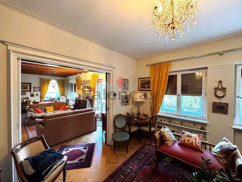 Villa - 221 m² - 8 pièces